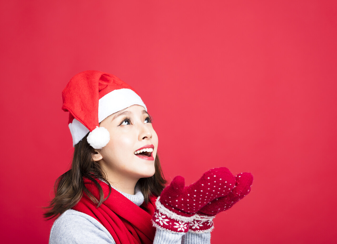 头戴圣诞帽快乐的女孩