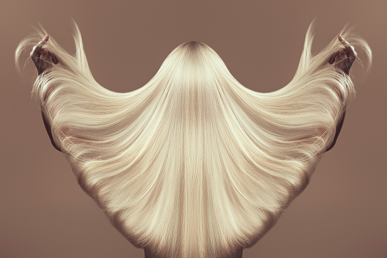 金发飞扬的背影