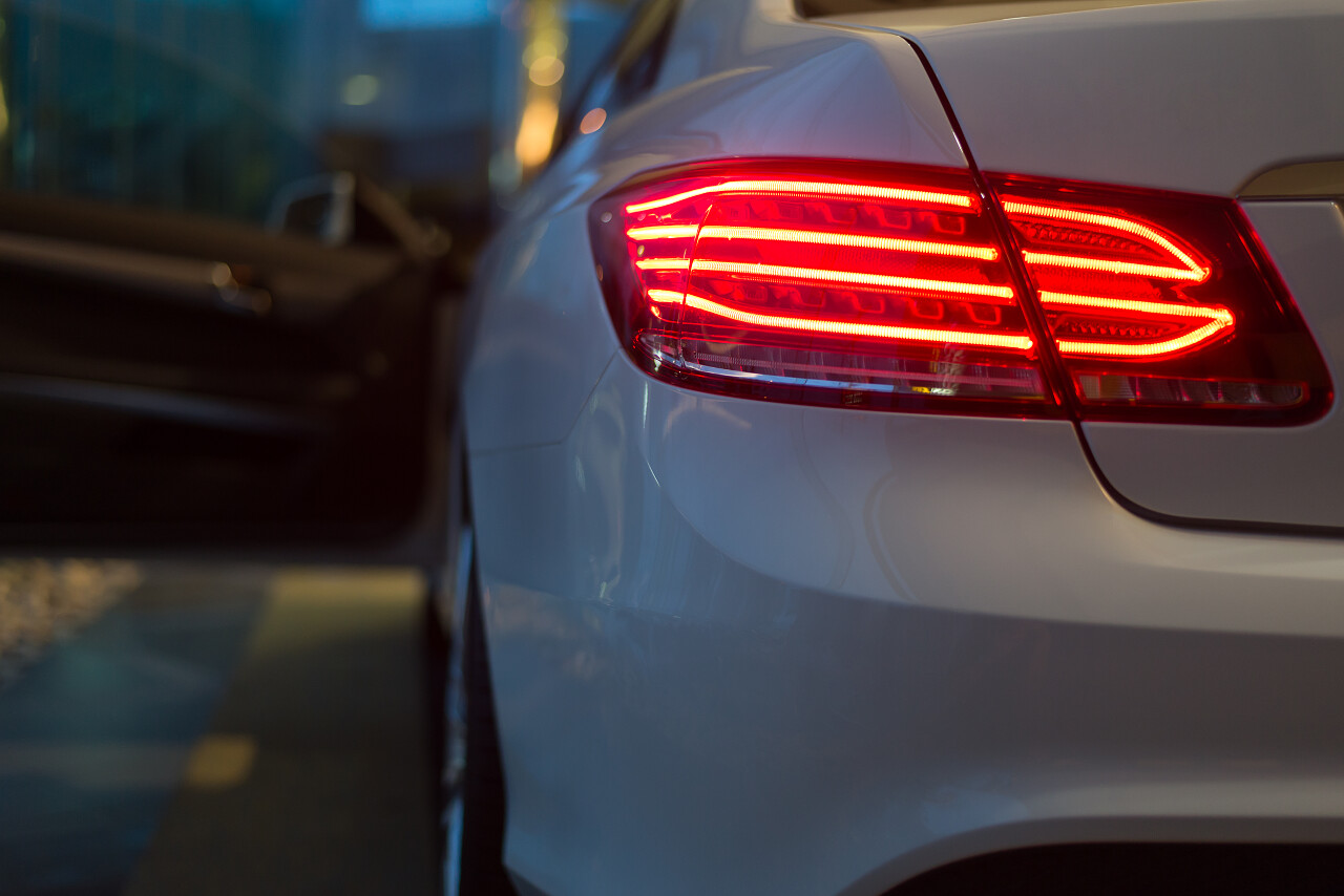 夜间的白色汽车亮着尾灯