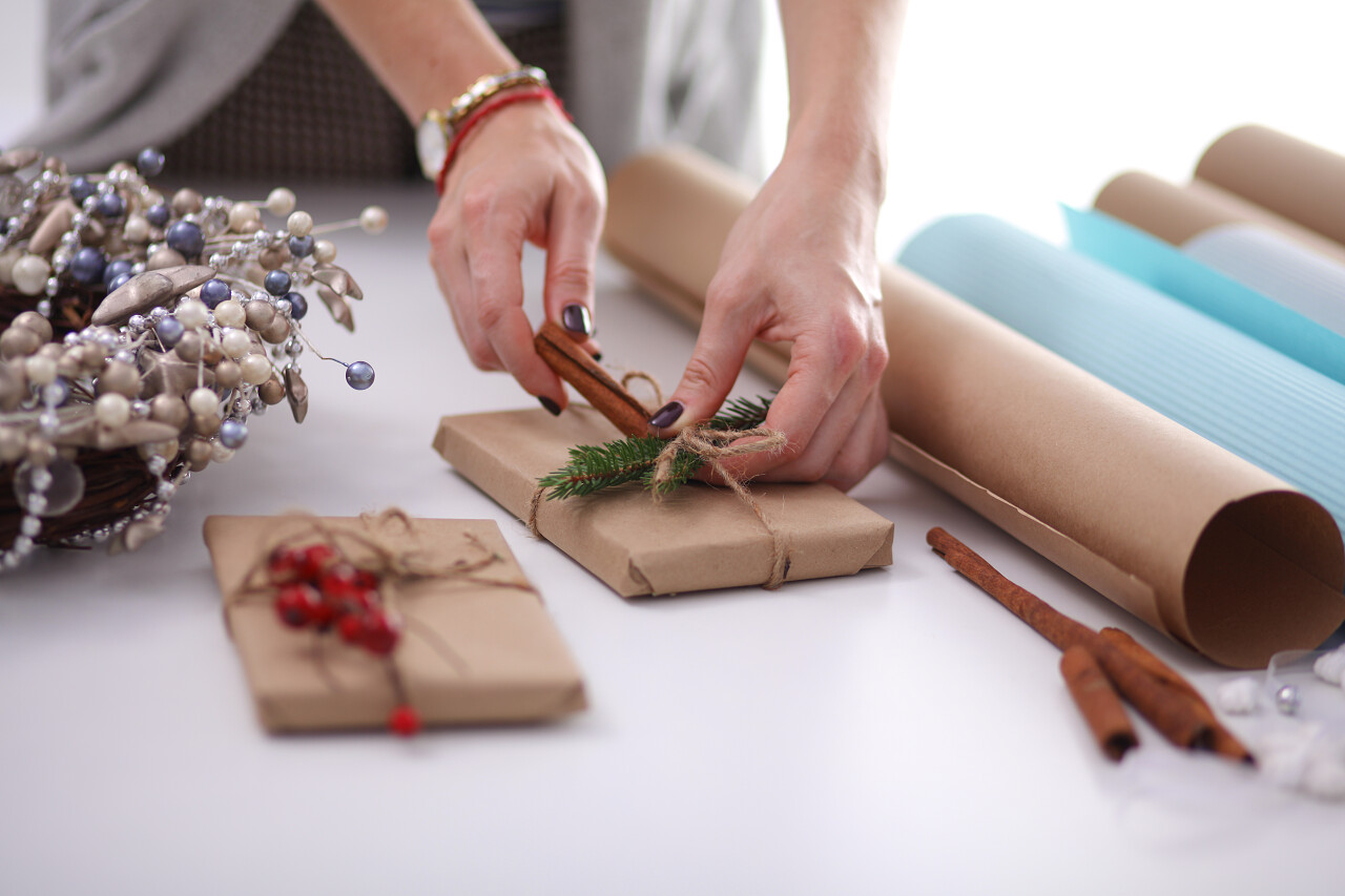 装饰圣诞礼品盒的女人的手