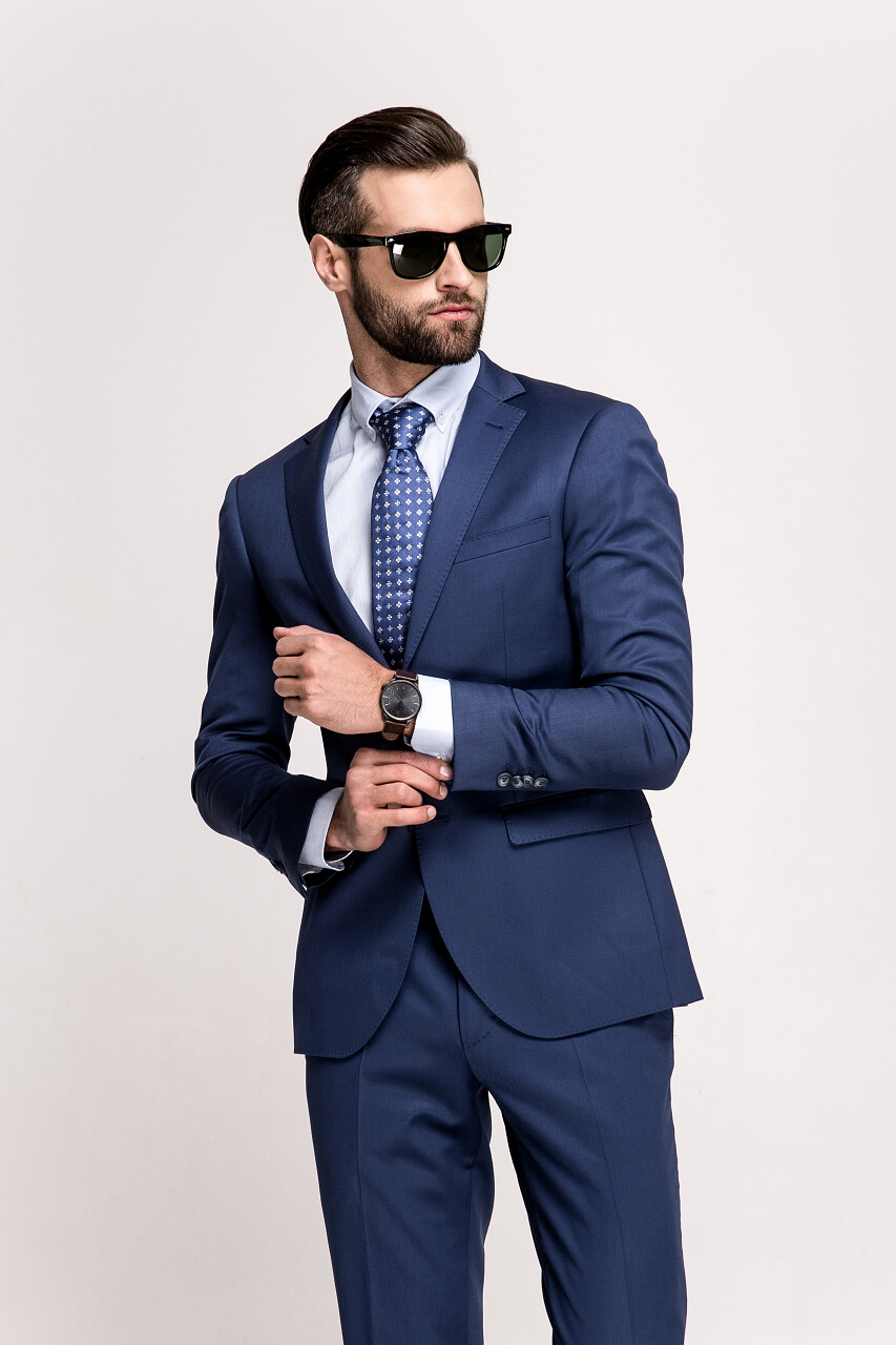 英俊的年轻男子男士头发