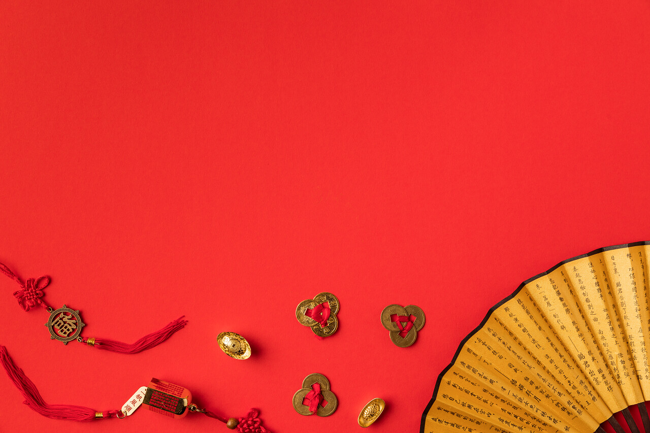 红色装饰的东方扇子