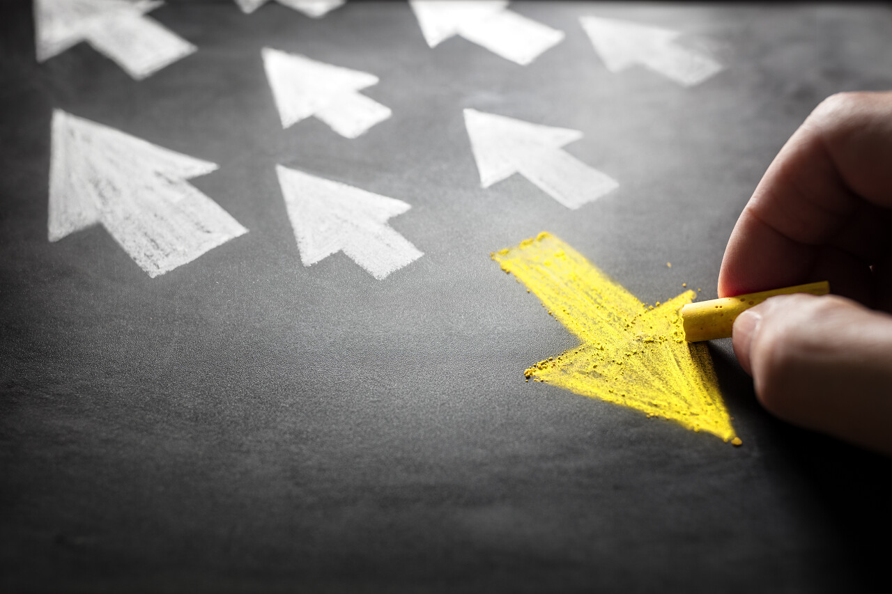 黑板上不同方向的粉笔箭头