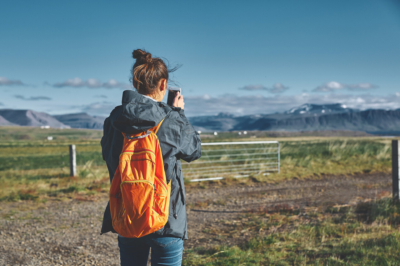 在拍摄风景的女孩背影