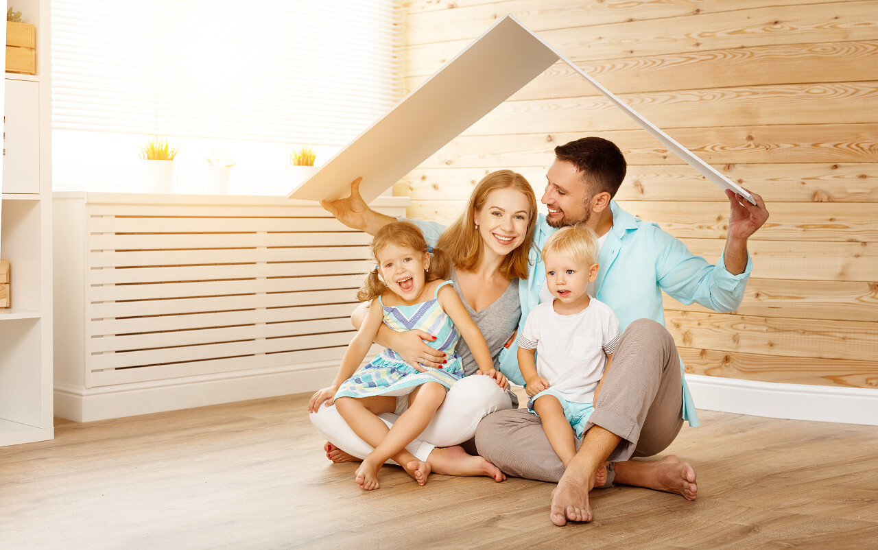 坐在家里地板的四口之家