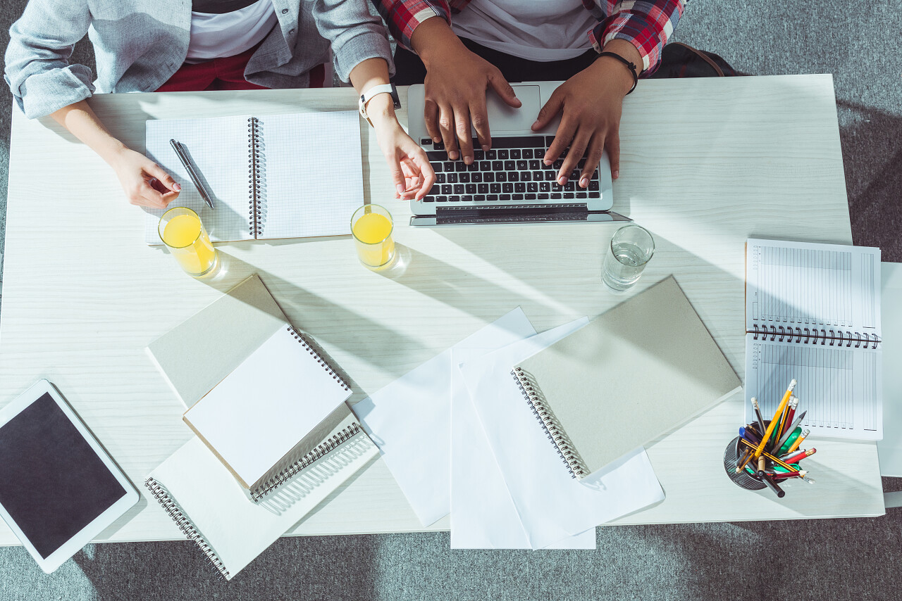 用笔记本电脑和笔记本学习的学生