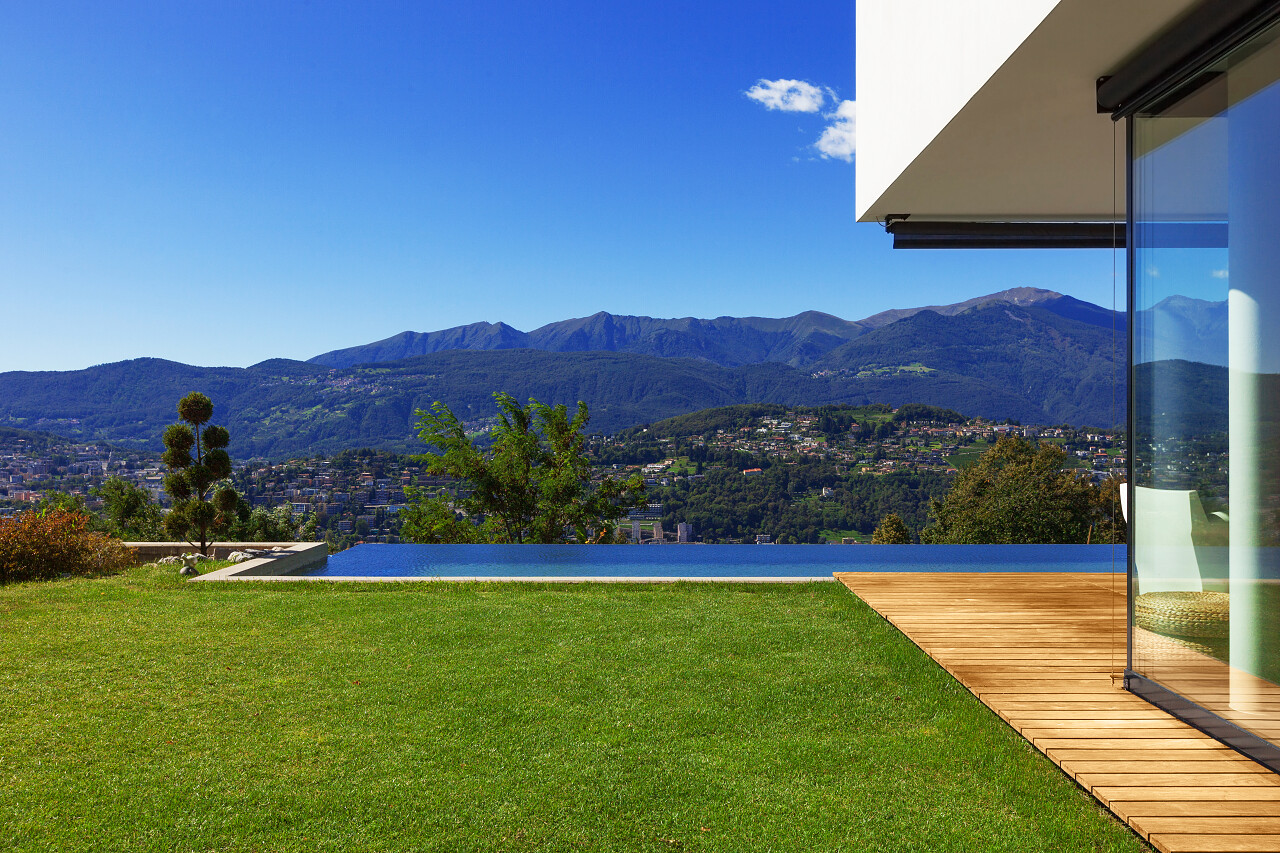 别墅花园里的游泳池