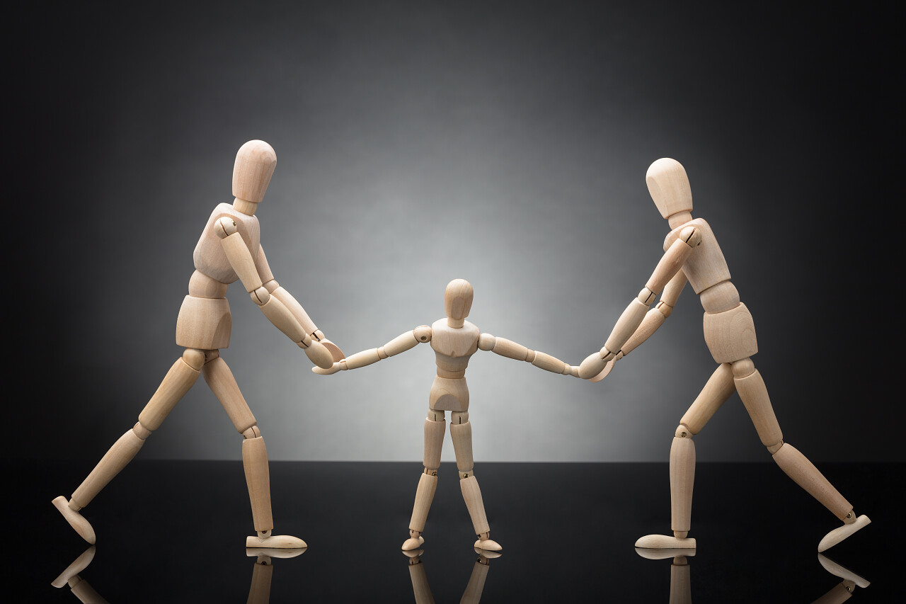 黑色背景上的木偶