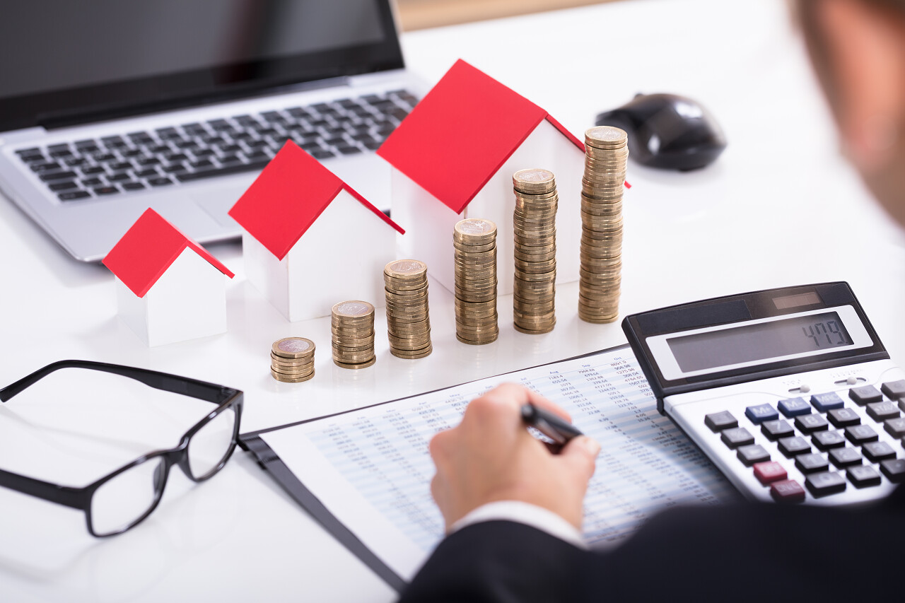 商人在计算房产价值房地产投资