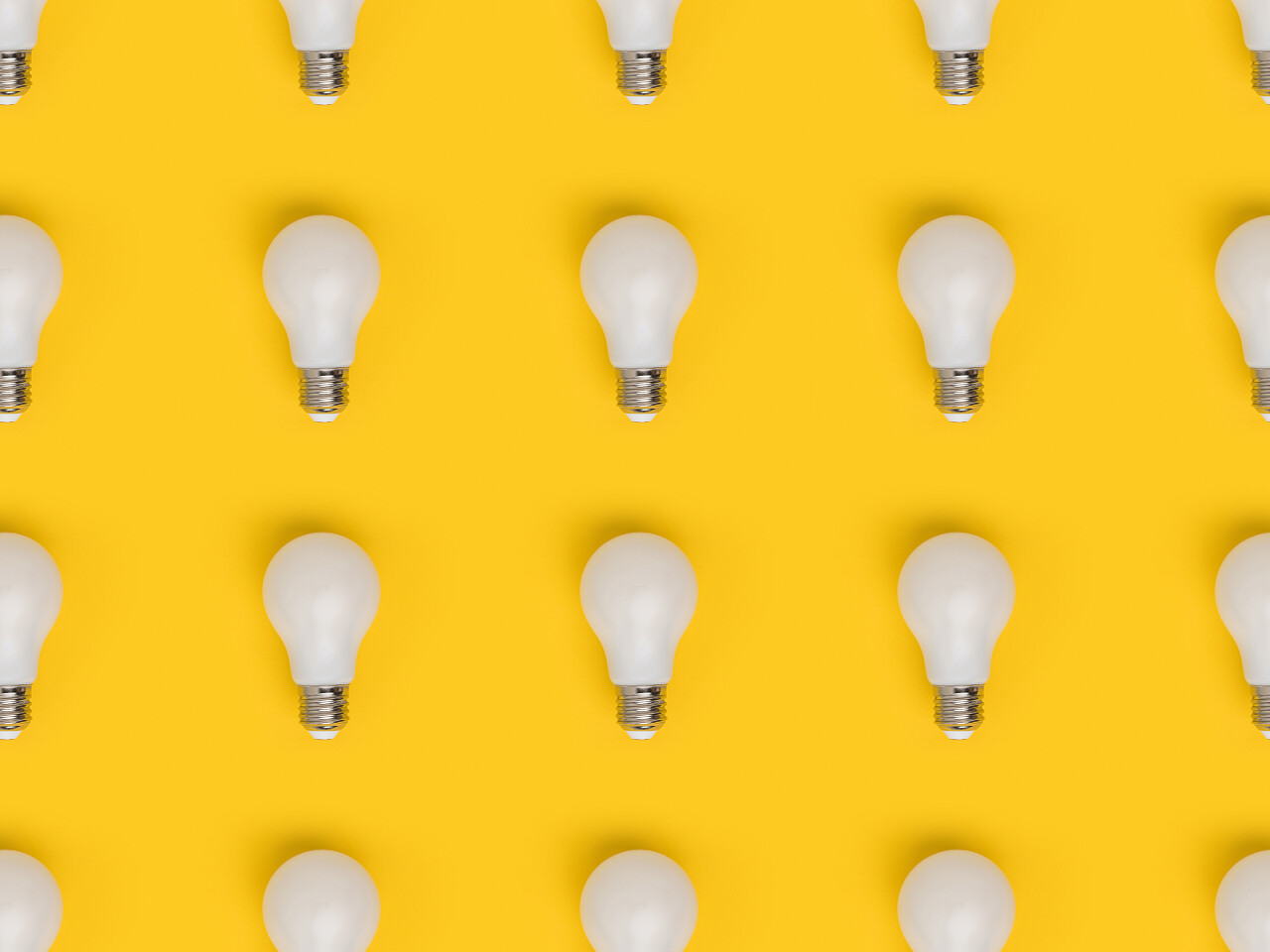 黄色背景上的灯泡