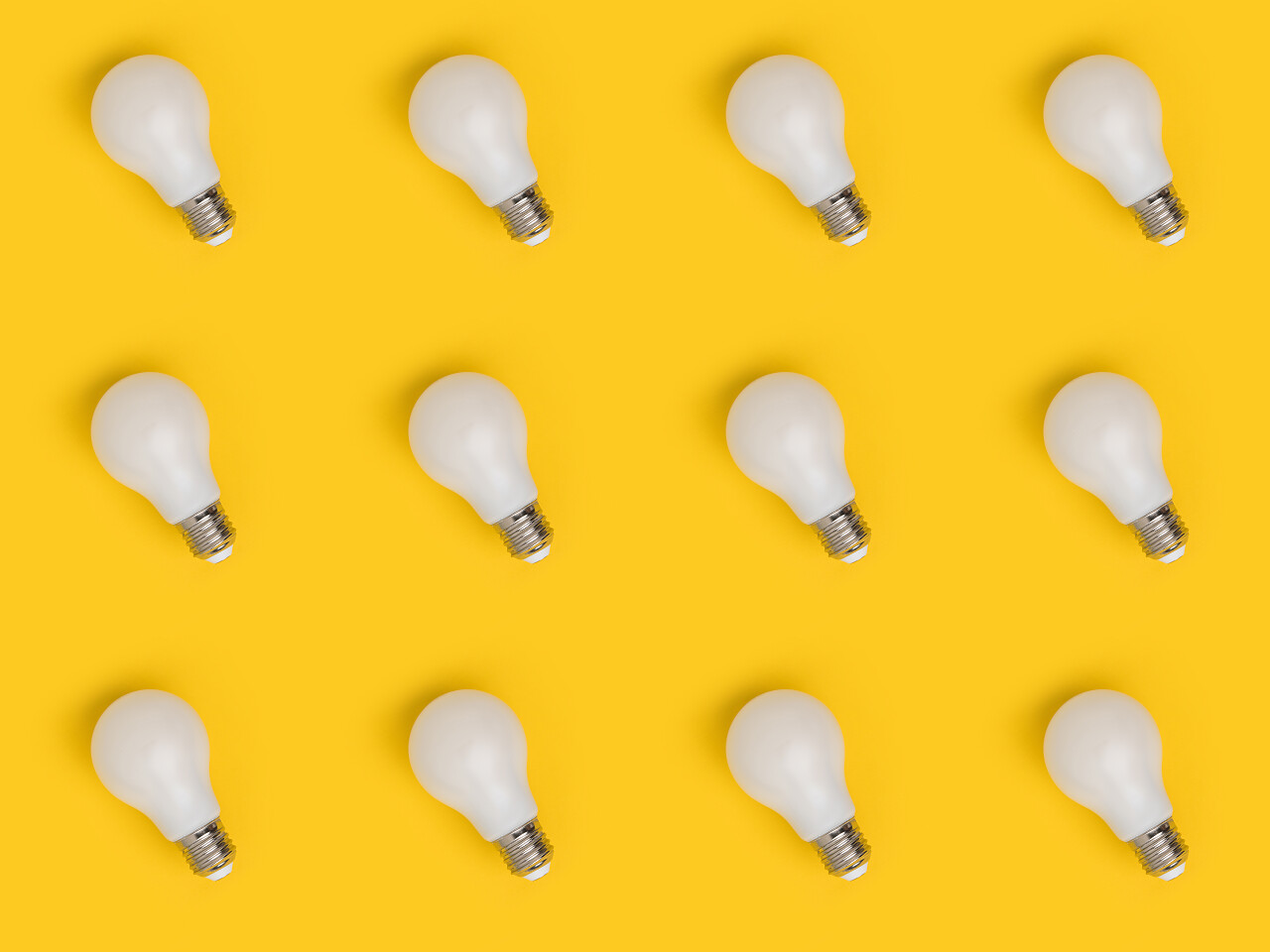 黄色背景上的灯泡