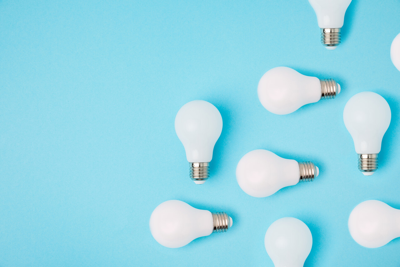 蓝色背景上的灯泡