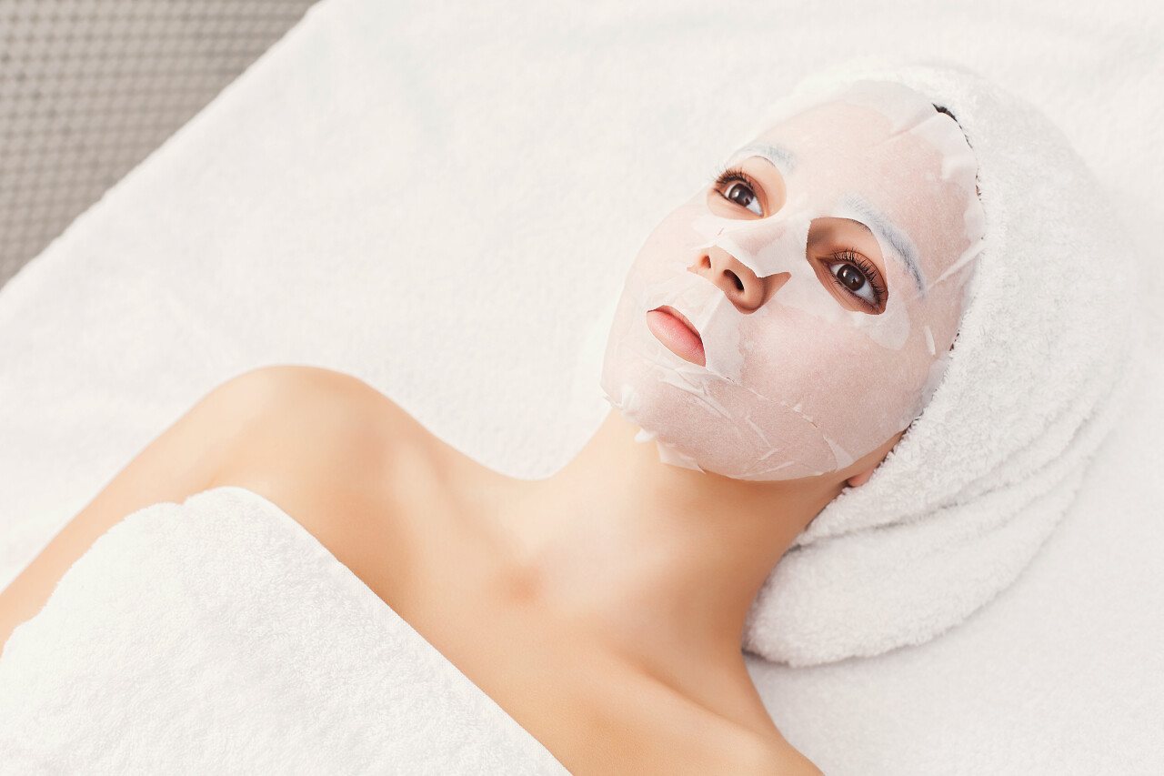 躺在美容院的女性面部清洁脸部