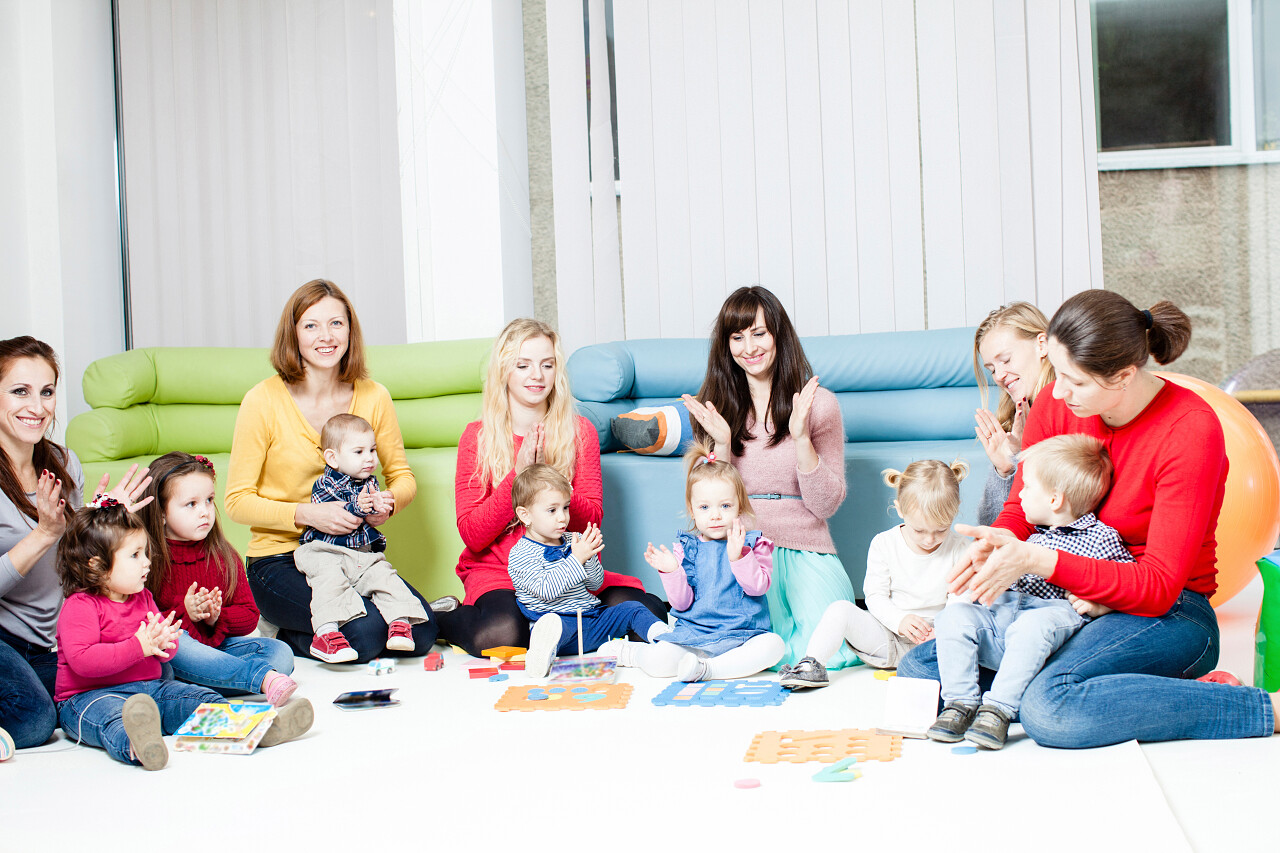 母亲与她的孩子拍手和戏剧月嫂