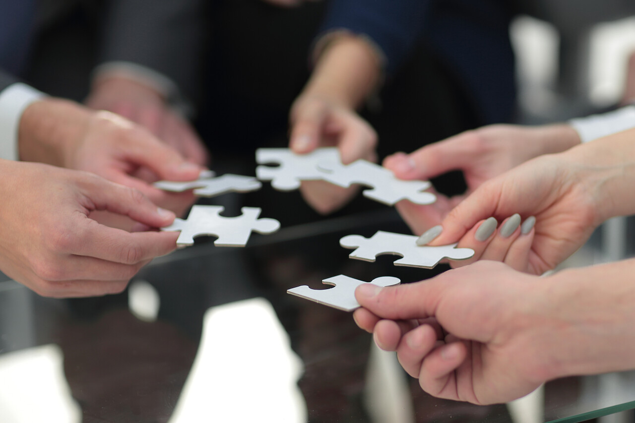 商团拼凑拼图团队支持和帮助概念.团队协作团队合作团队拼图