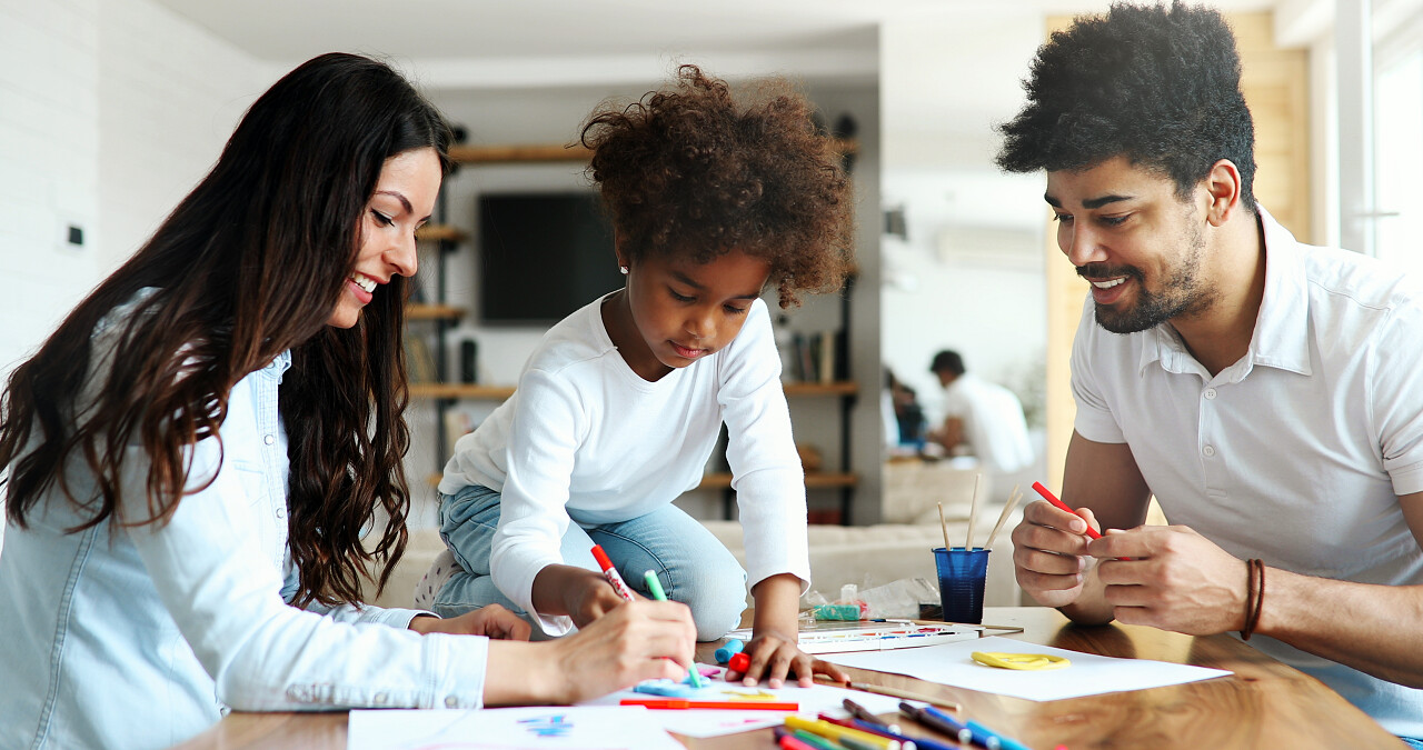 妈妈和爸爸在家里和孩子一起画画