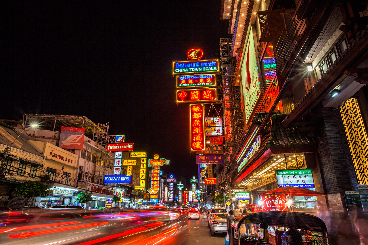 中国镇在繁忙的耀路在夜间的五颜六色的标志泰国旅游