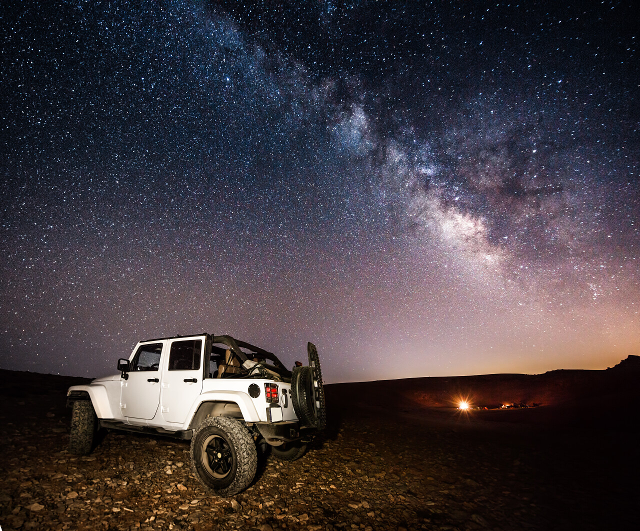 美丽的银河在夜间的景观公路之旅二十四节气小雪大雪冬至小寒大寒