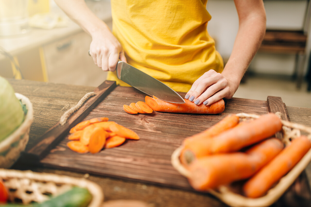 厨房正在切胡萝卜的人