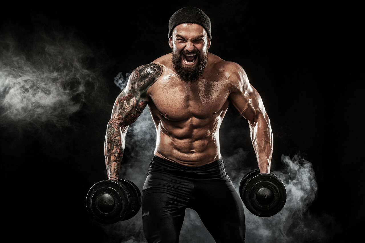 锻炼身体的肌肉男