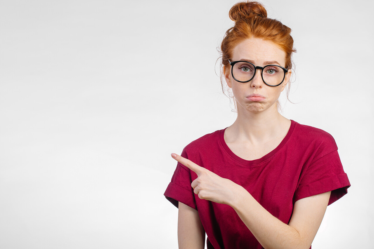 女人手指着不开心烦躁恼火烦躁无奈