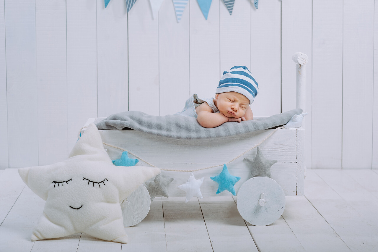 可爱的婴儿在小车里睡觉