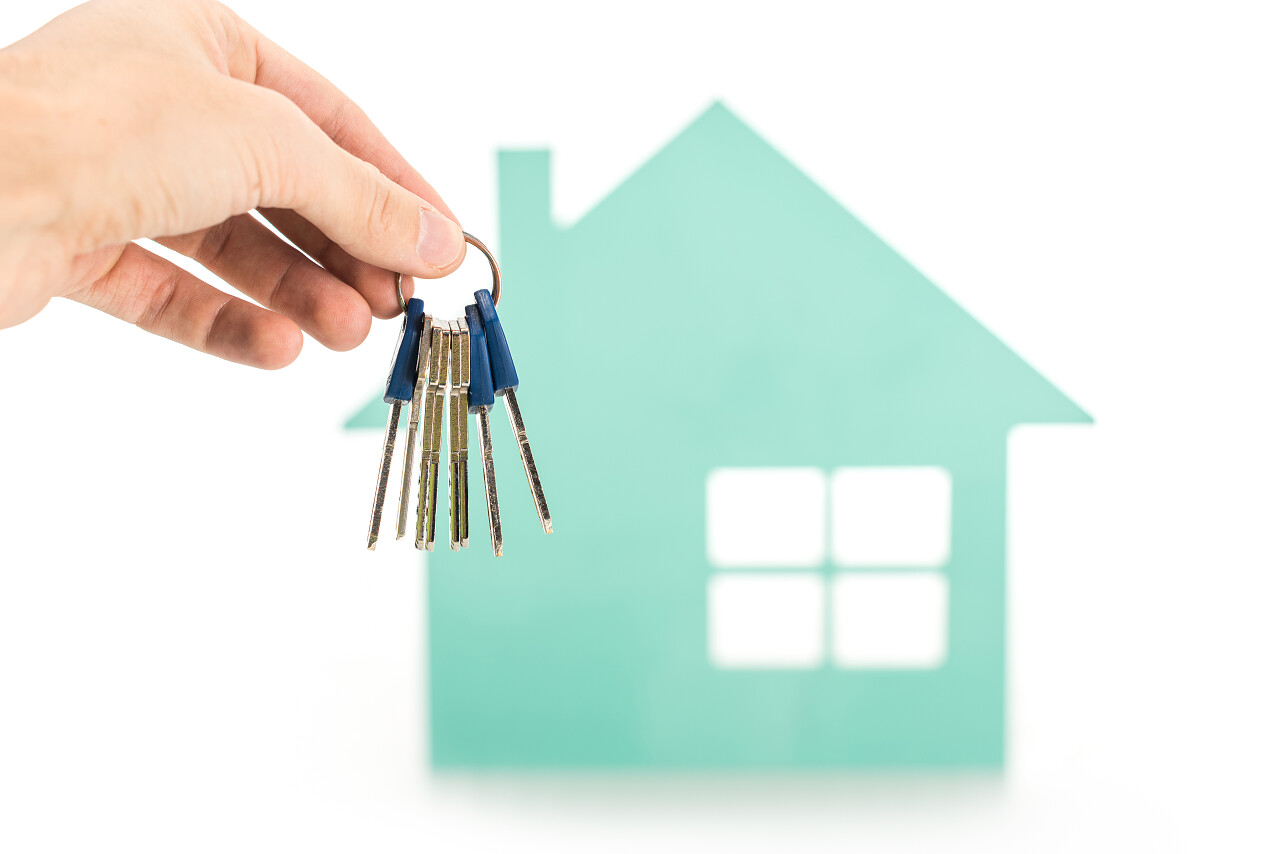 手里拿着一串钥匙