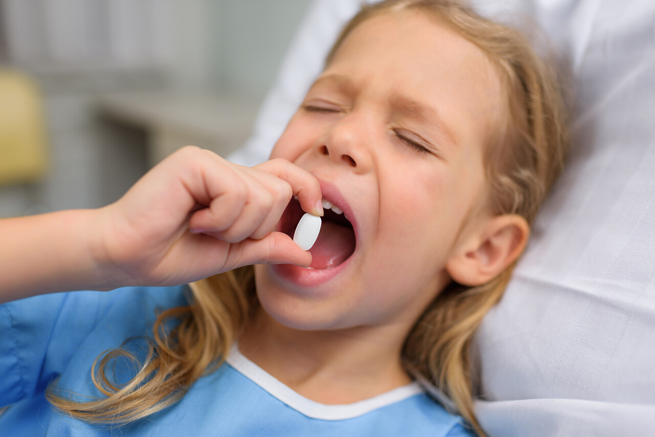 病床上吃药的小孩