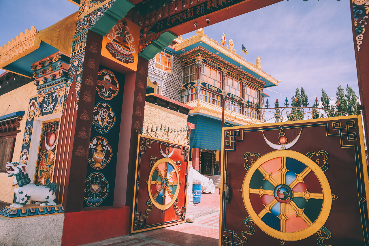 印度喜马拉雅城的开放大门和入口