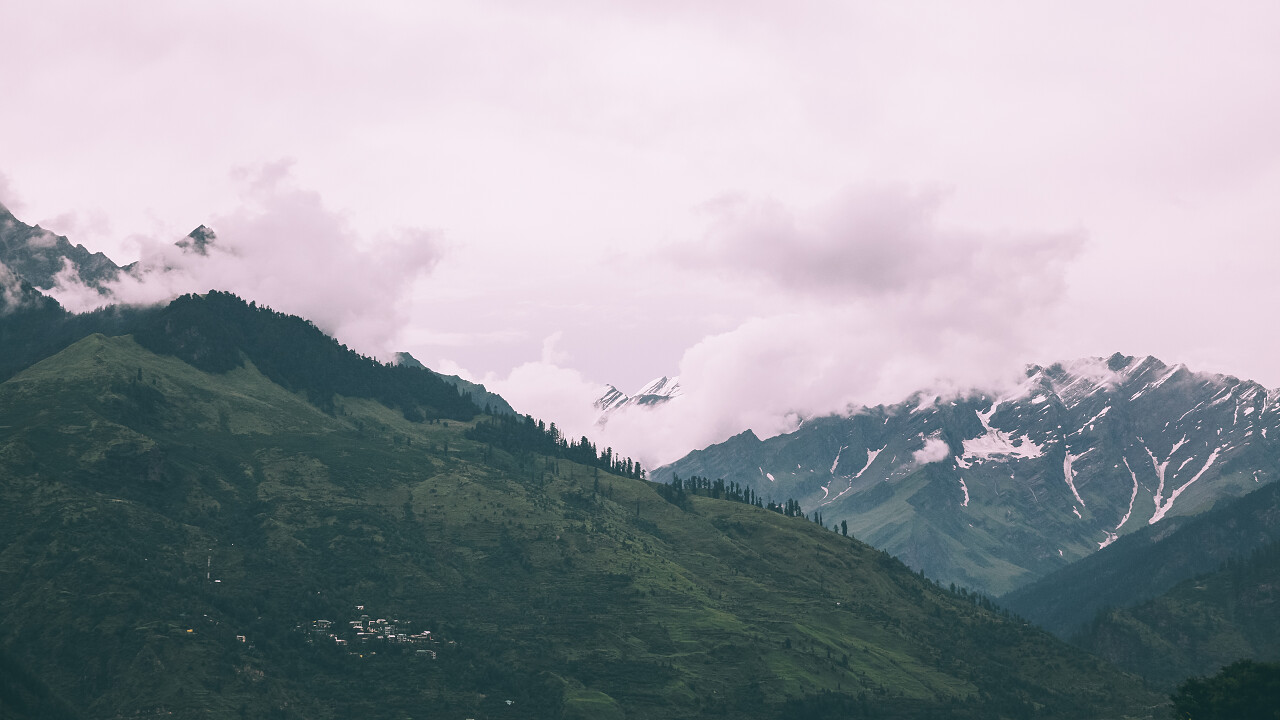 印度喜马拉雅山上雄伟美丽的山地景观