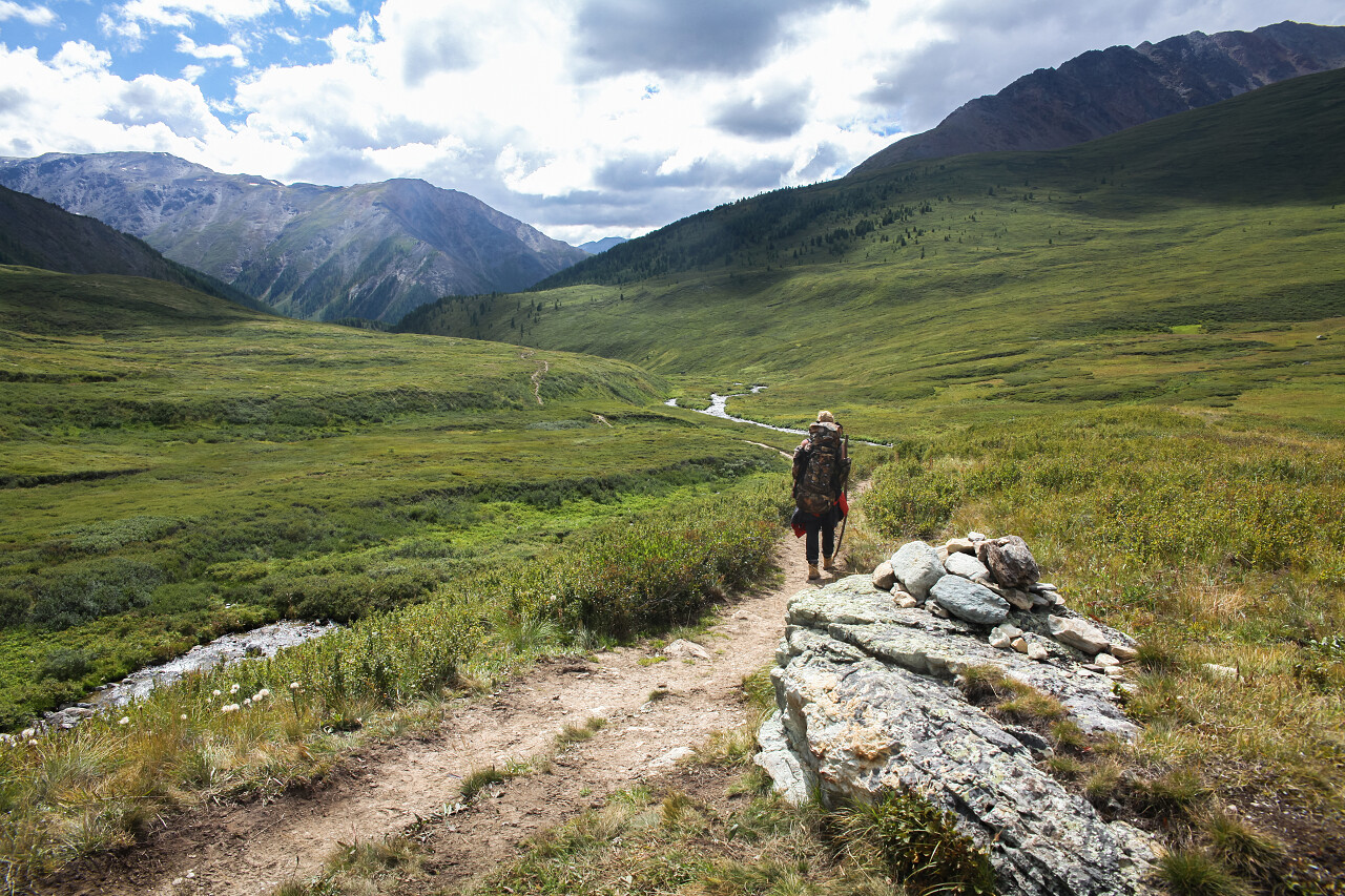 俄罗斯阿尔泰山徒步旅行者的归来观