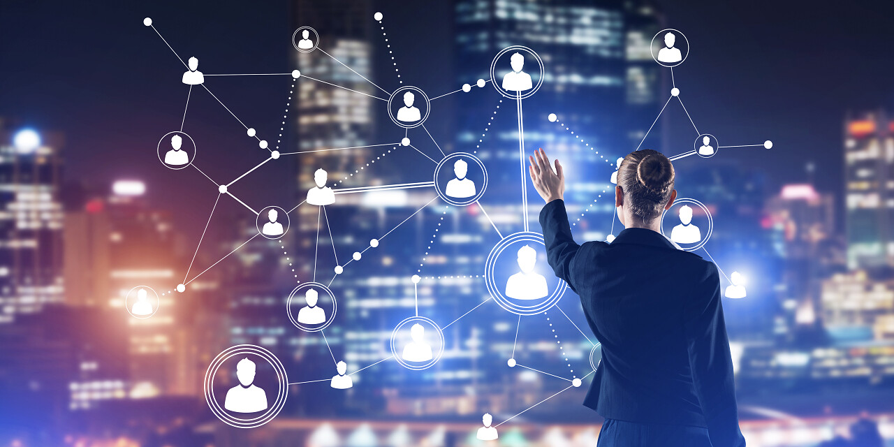 从社交媒体的角度看女商人与夜景的反观社交平台