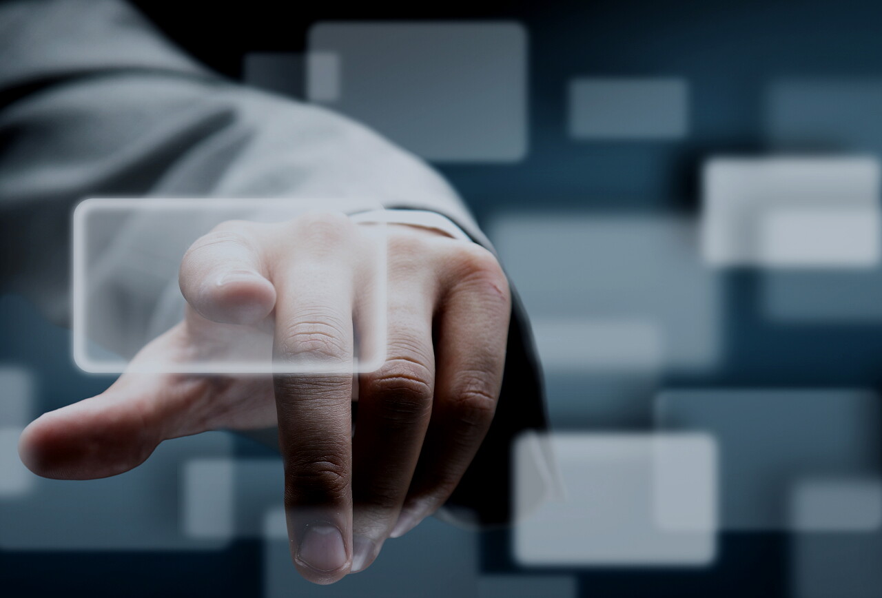 勒芒手按下按钮选择的概念