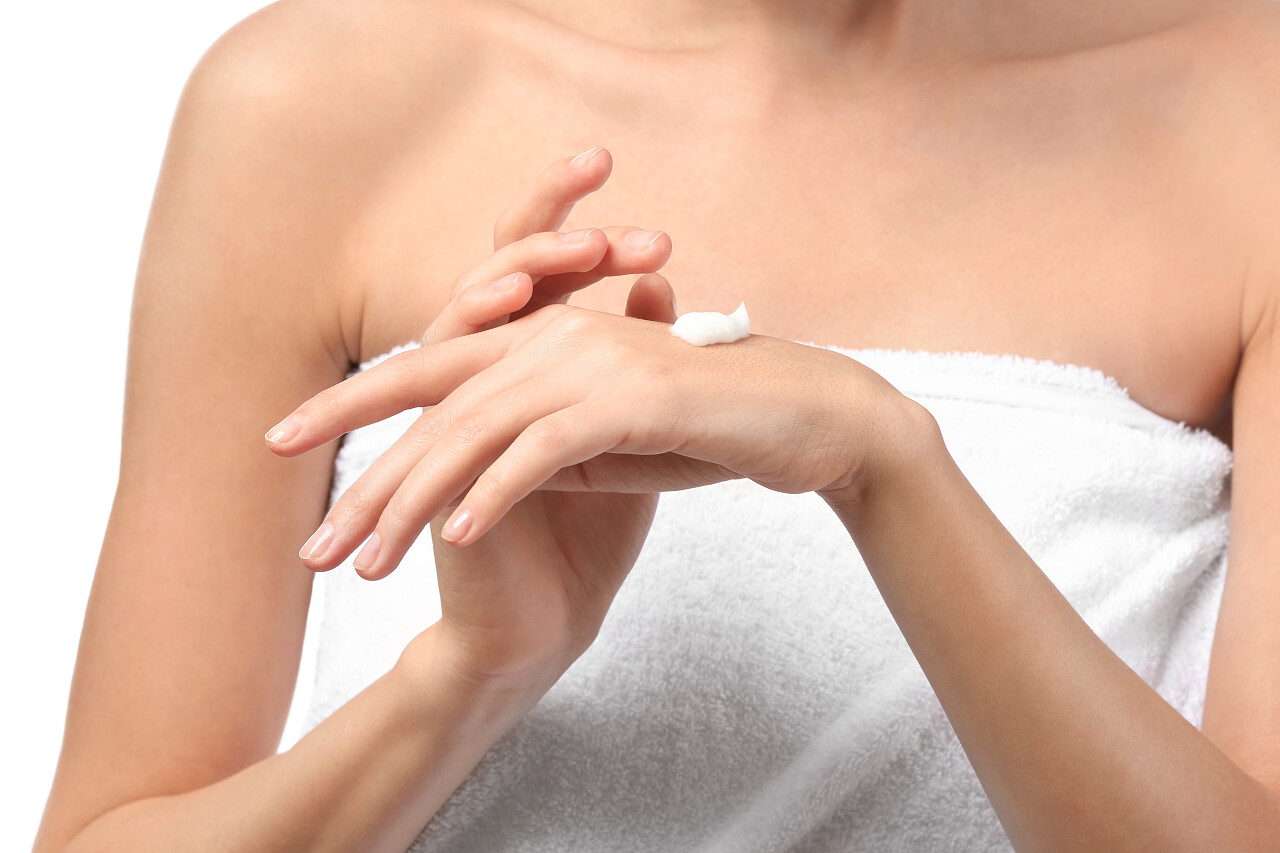 在浴室里涂抹身体霜的少妇