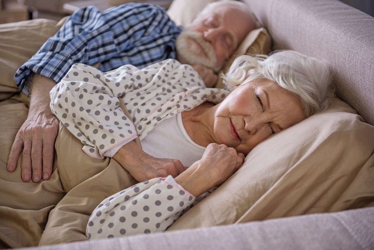 安静的已婚夫妇躺在床上睡觉