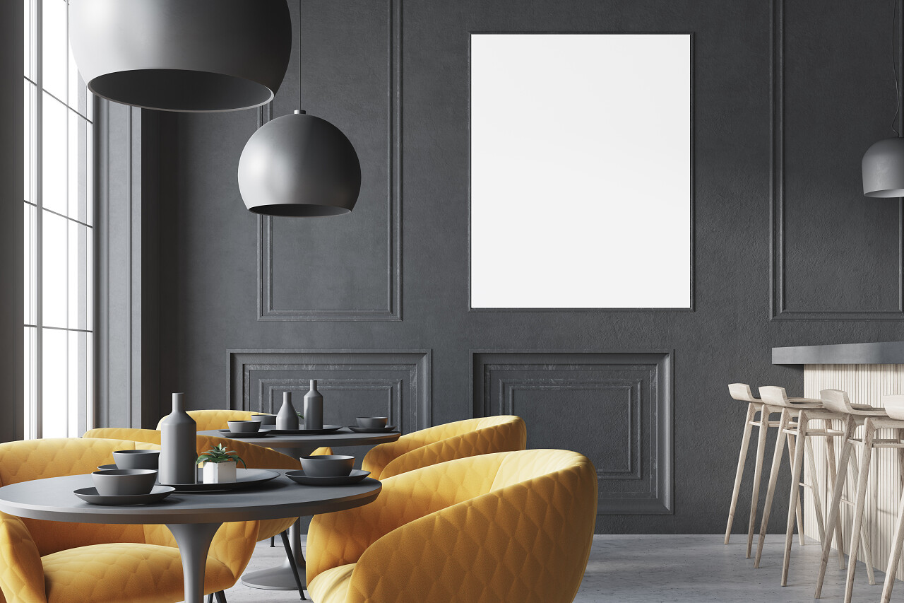 黑色咖啡馆内部有混凝土地板圆形黑色桌子和黄色椅子