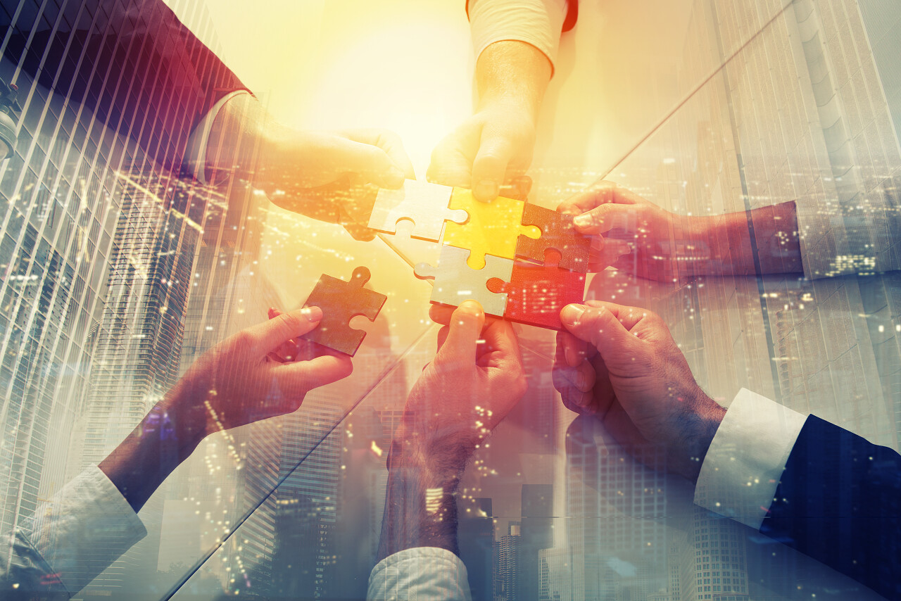 商人们一起努力建立一个有色的谜题团队加油团队拼图