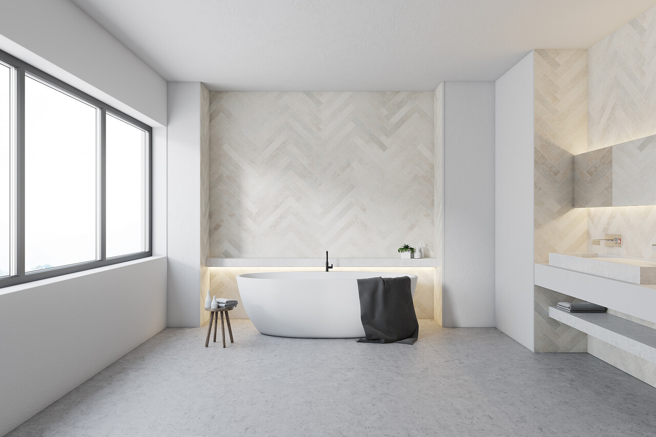 白色的浴室内部有一个圆形浴缸靠近窗口