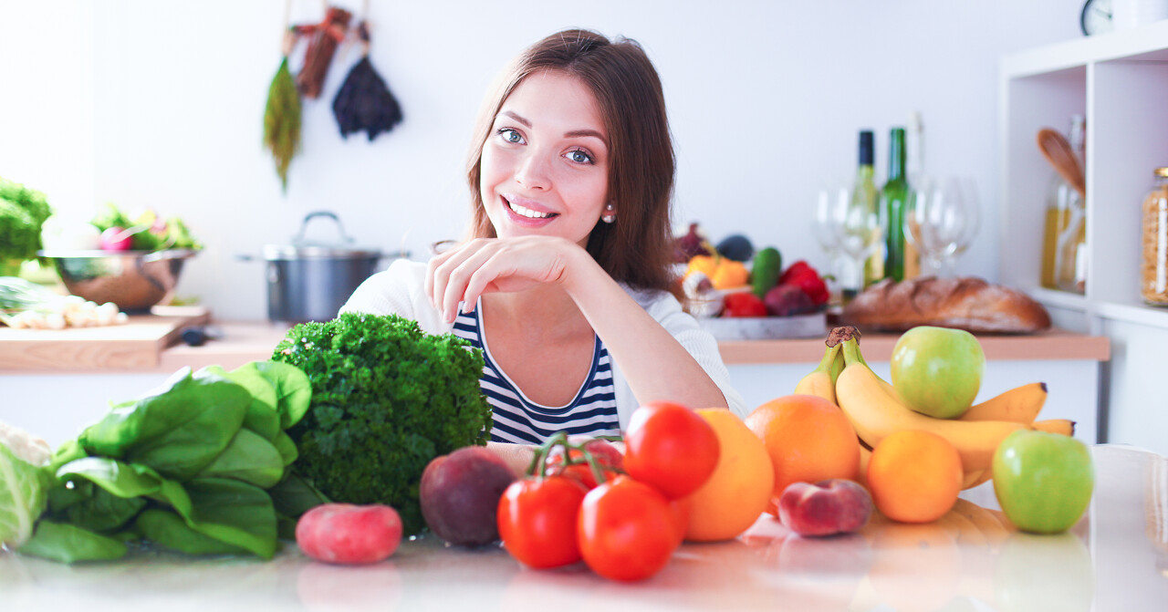 小女孩坐在厨房