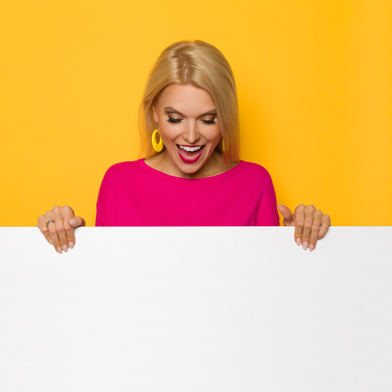 穿着粉红色毛衣的漂亮金发女郎