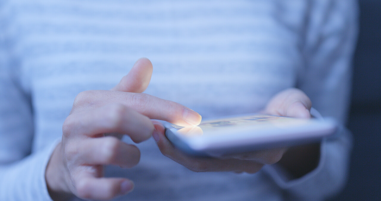 晚上在家使用手机的妇女