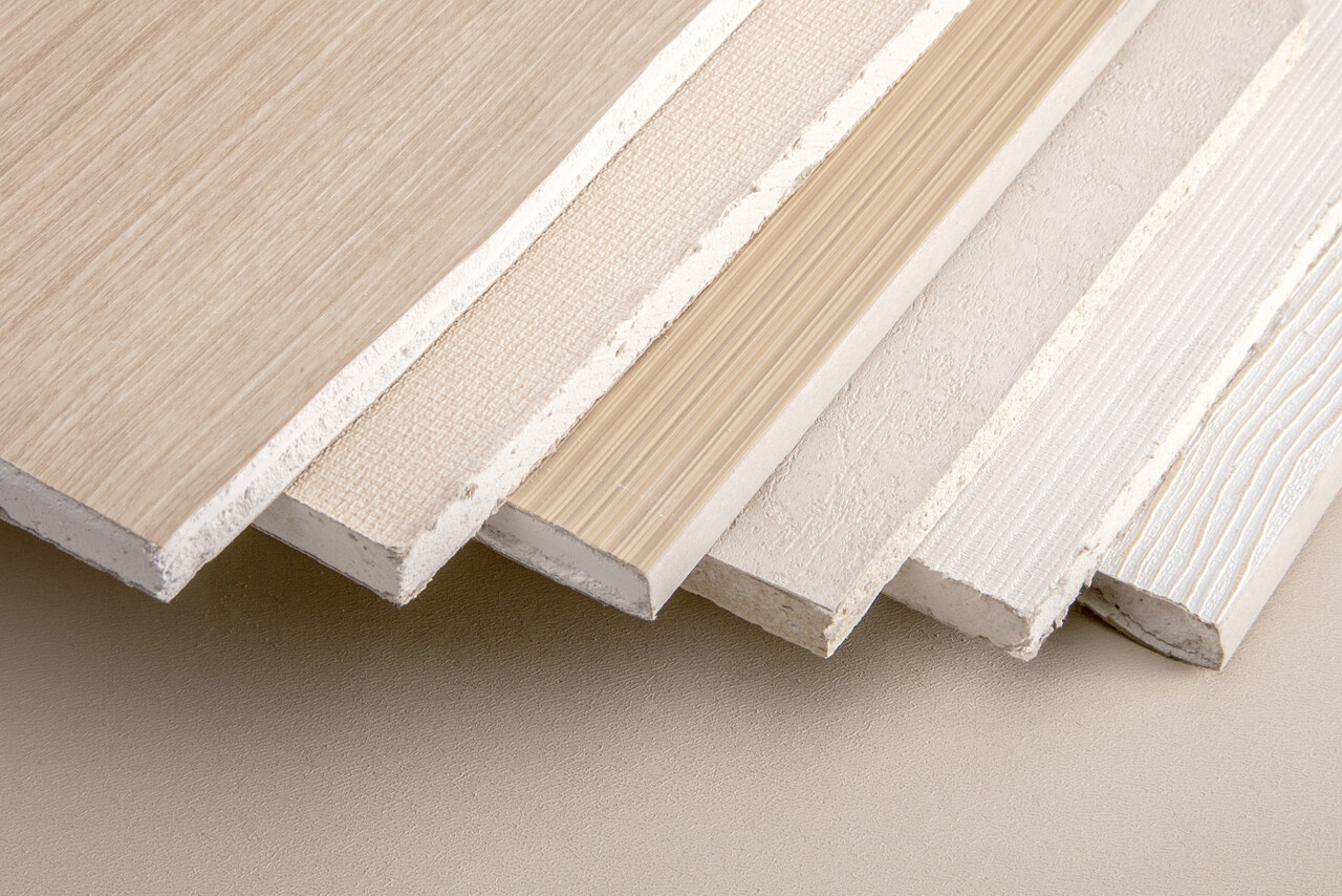 在白色背景上隔离纹理的几块芯片板.