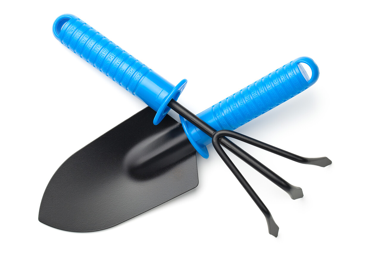 庭院铲和耙被隔绝在白色背景