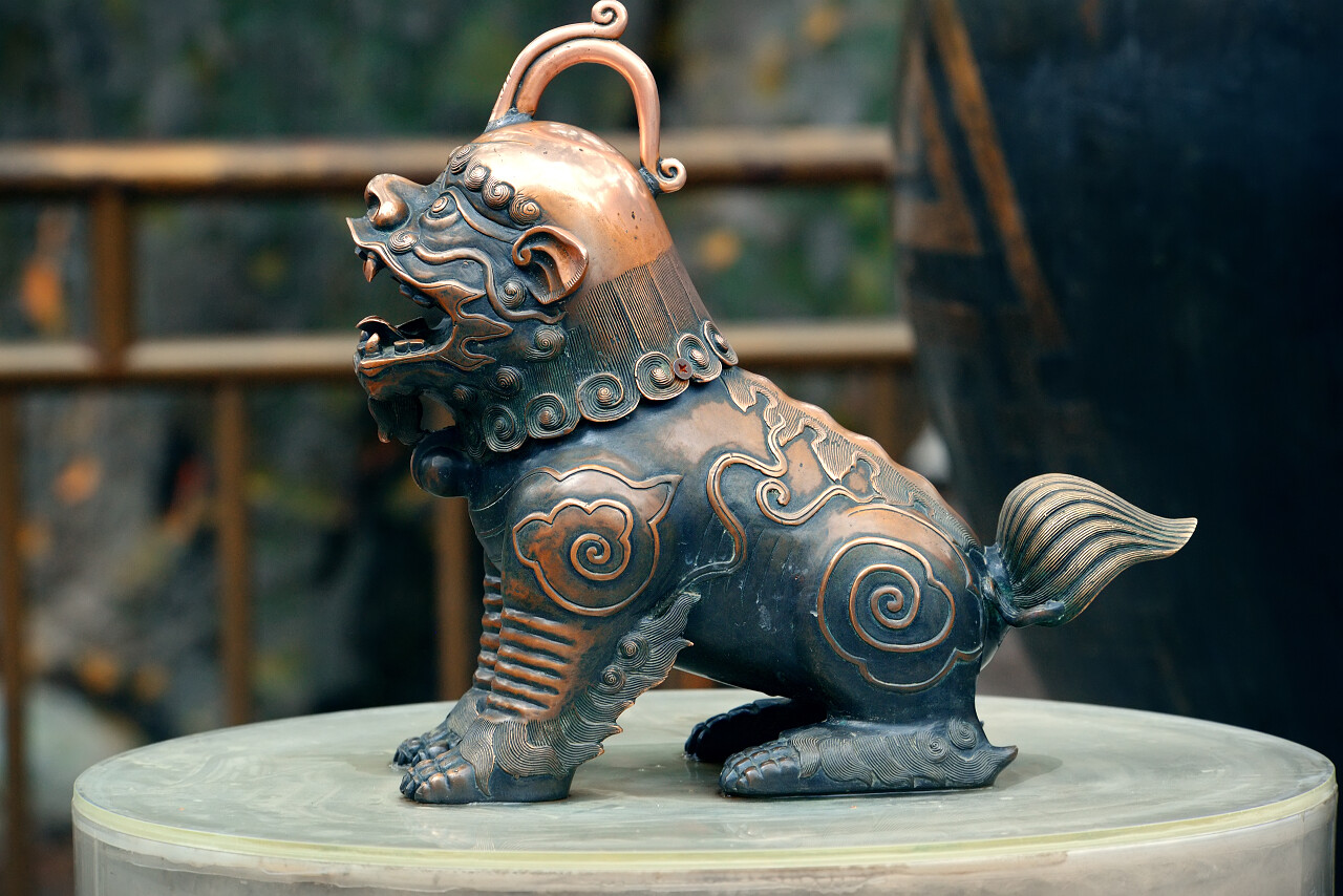 在北京的中国寺庙的青铜狮子雕像