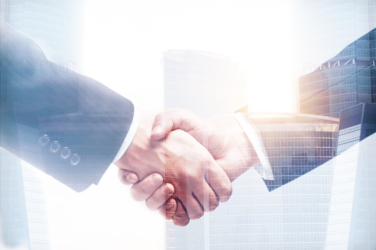 在抽象明亮的背景下握手合作的理念合作团结握手企业团结团结合作平台商务人士合作握手