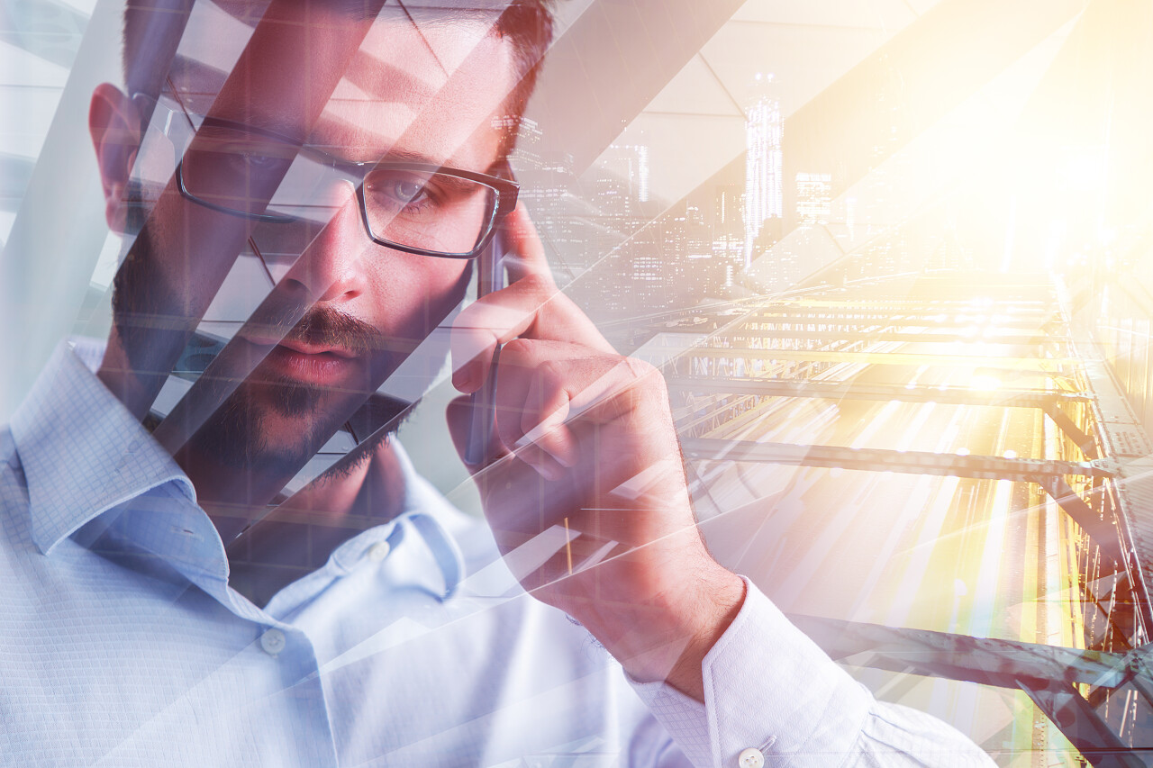 有吸引力的欧洲商人在抽象的城市背景上通话的肖像