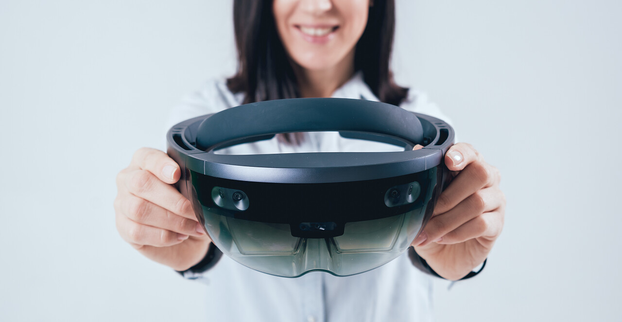 戴增强现实护目镜的女人