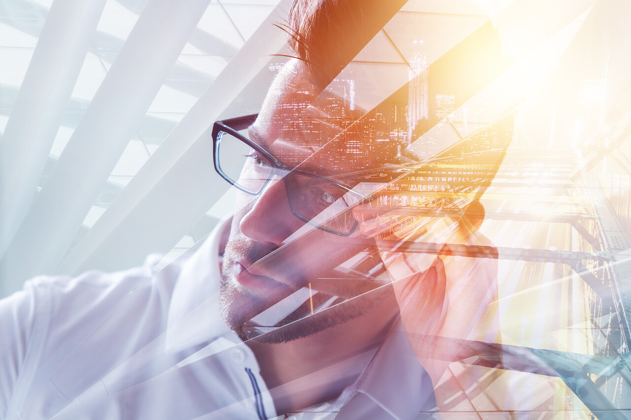 抽象城市背景下的欧洲商人肖像