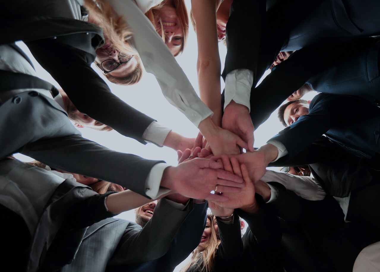 成功的商界人士双手合十团队合作的象征团队加油