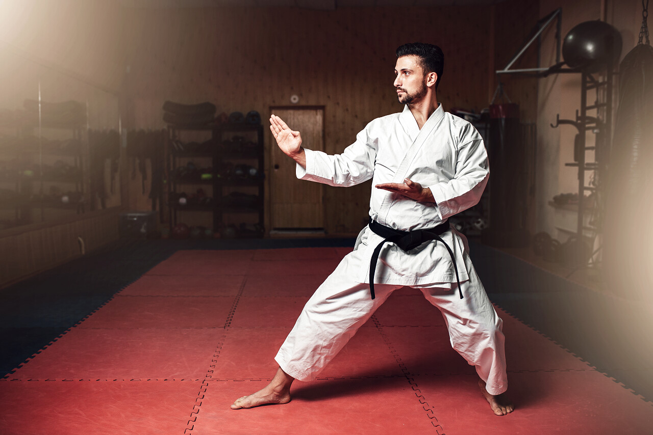 黑带白和服战斗机健身房空手道训练